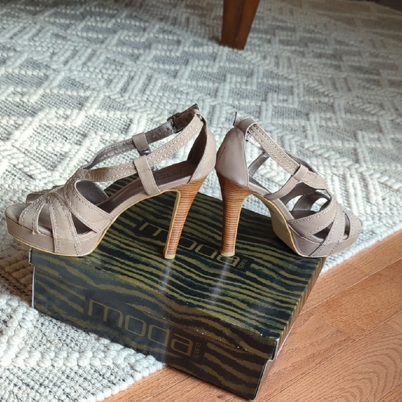 Moda Women's Beige Strappy Heels - Picture 5 of 9